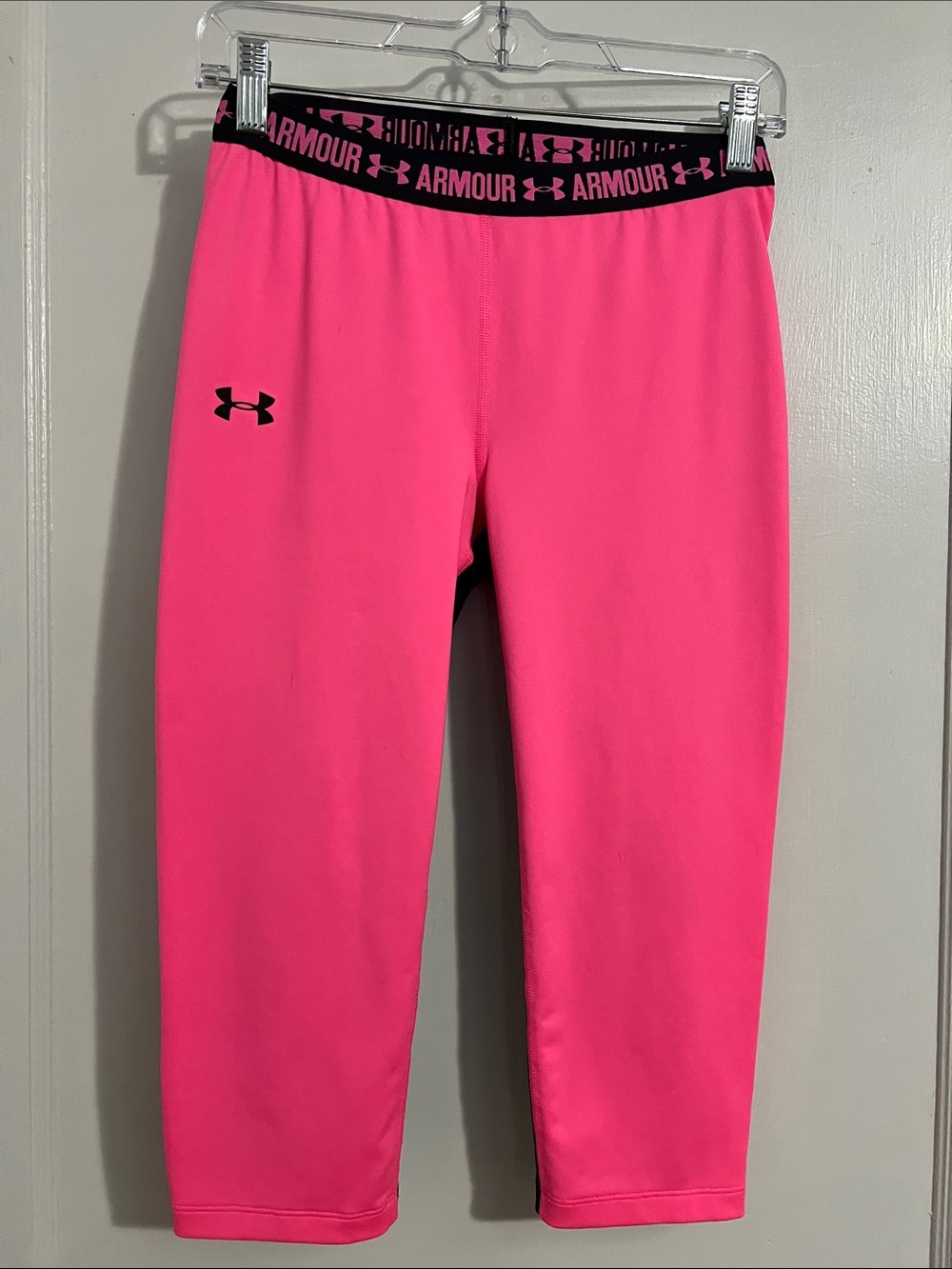 Under Armour Bright Pink Capri Leggings with Black Logo Waistband